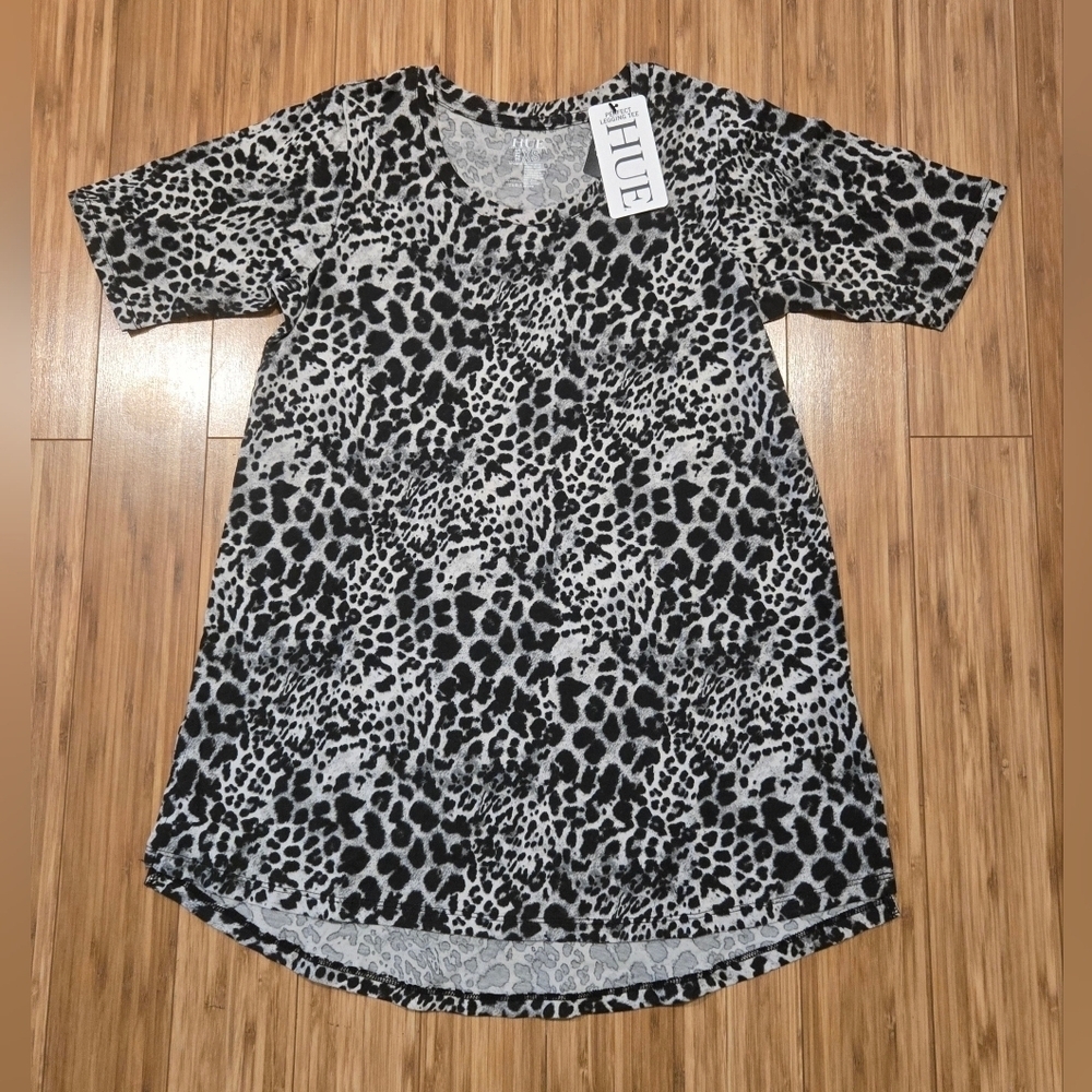 💚 NWT HUE Animal Print Top